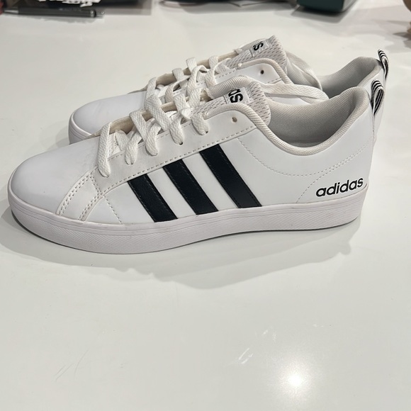 WOMEN ADIDAS TENNIS SHOES.  NEVER WORN!!  SIZE 8 - Picture 2 of 5